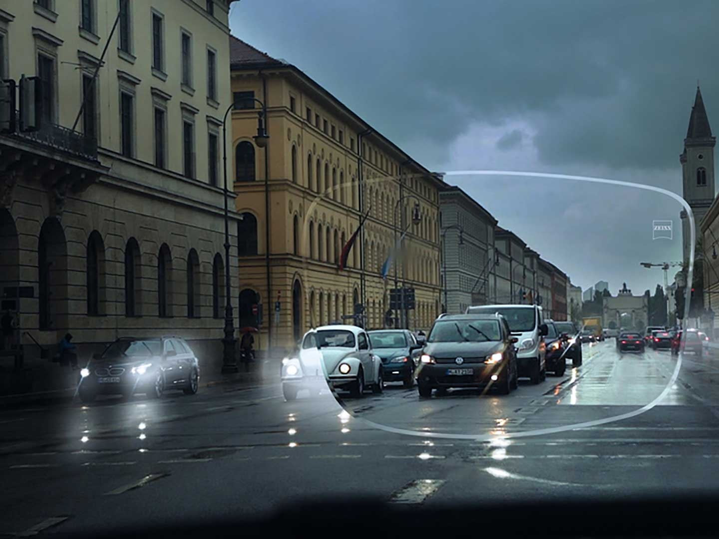 Billedet viser dårlig sigtbarhed ved svagt lys i en gade. Det ses inde fra en bil som set gennem et brilleglas. 