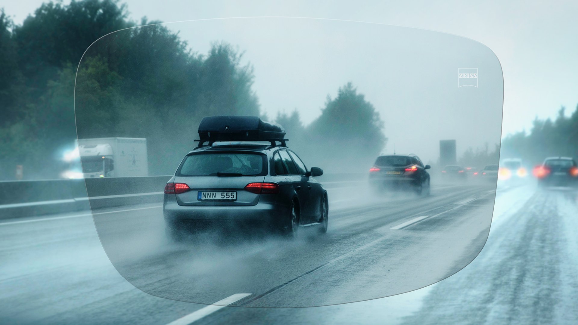 Visning af en regnfuld dag på en motorvej set gennem ZEISS DriveSafe enkeltstyrkeglas 