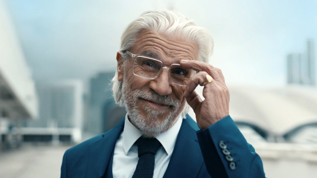 Moden mand der bærer ZEISS SmartLife-briller